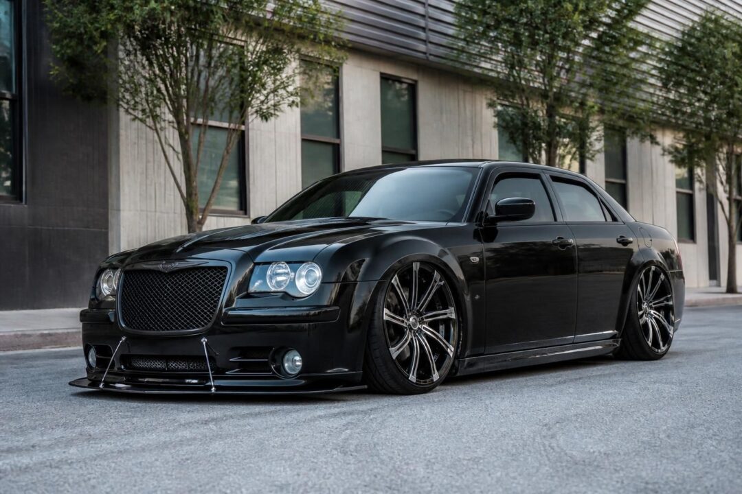 entdecken sie umfassendes chrysler 300c tuning mit 22-zoll-felgen, tieferlegung und exklusiven optikpaketen für einen sportlichen und eleganten look.