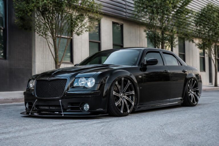 entdecken sie umfassendes chrysler 300c tuning mit 22-zoll-felgen, tieferlegung und exklusiven optikpaketen für einen sportlichen und eleganten look.