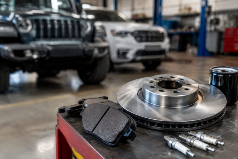 Originalverpackte Mopar Ersatzteile für Dodge, Chrysler und Jeep auf einer Werkstattbank