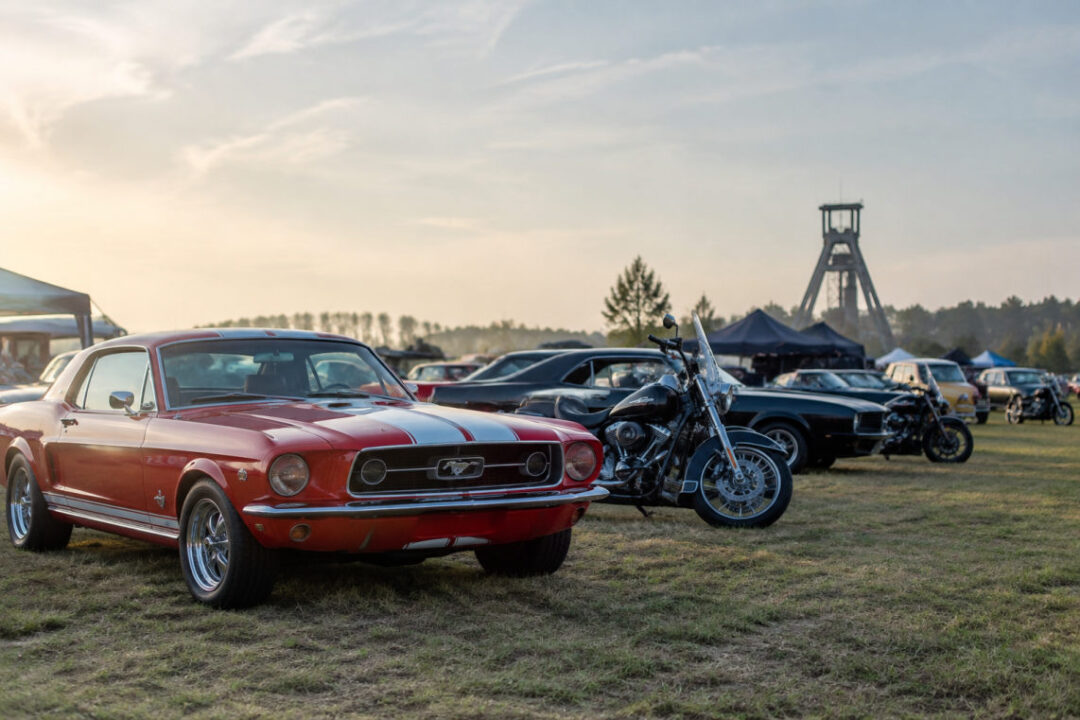 Amerikanische Straßenkreuzer und Motorräder beim US Car Treffen F60 Lichterfeld vor der Förderbrücke