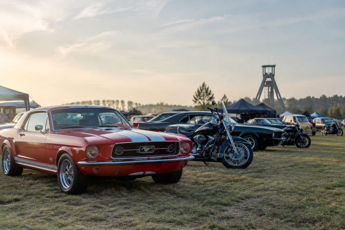Amerikanische Straßenkreuzer und Motorräder beim US Car Treffen F60 Lichterfeld vor der Förderbrücke