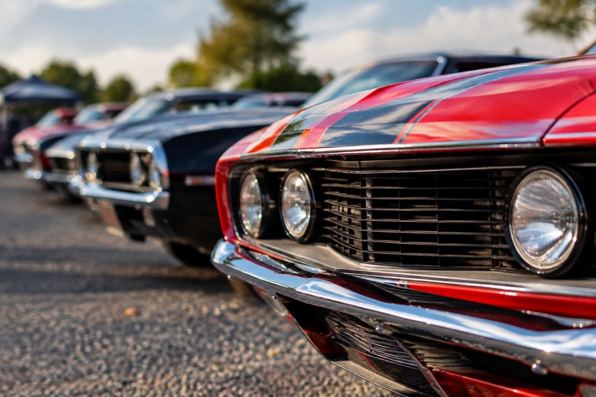 Chromglänzende amerikanische Oldtimer und Muscle Cars beim US Car Treffen 2027 in Deutschland